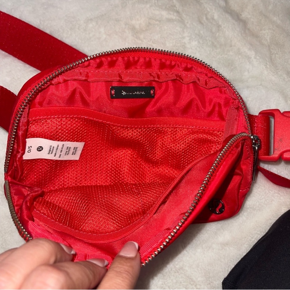 NWT ❤️ Lululemon True Red Everywhere Belt Bag 1L & free tote - Picture 6 of 10